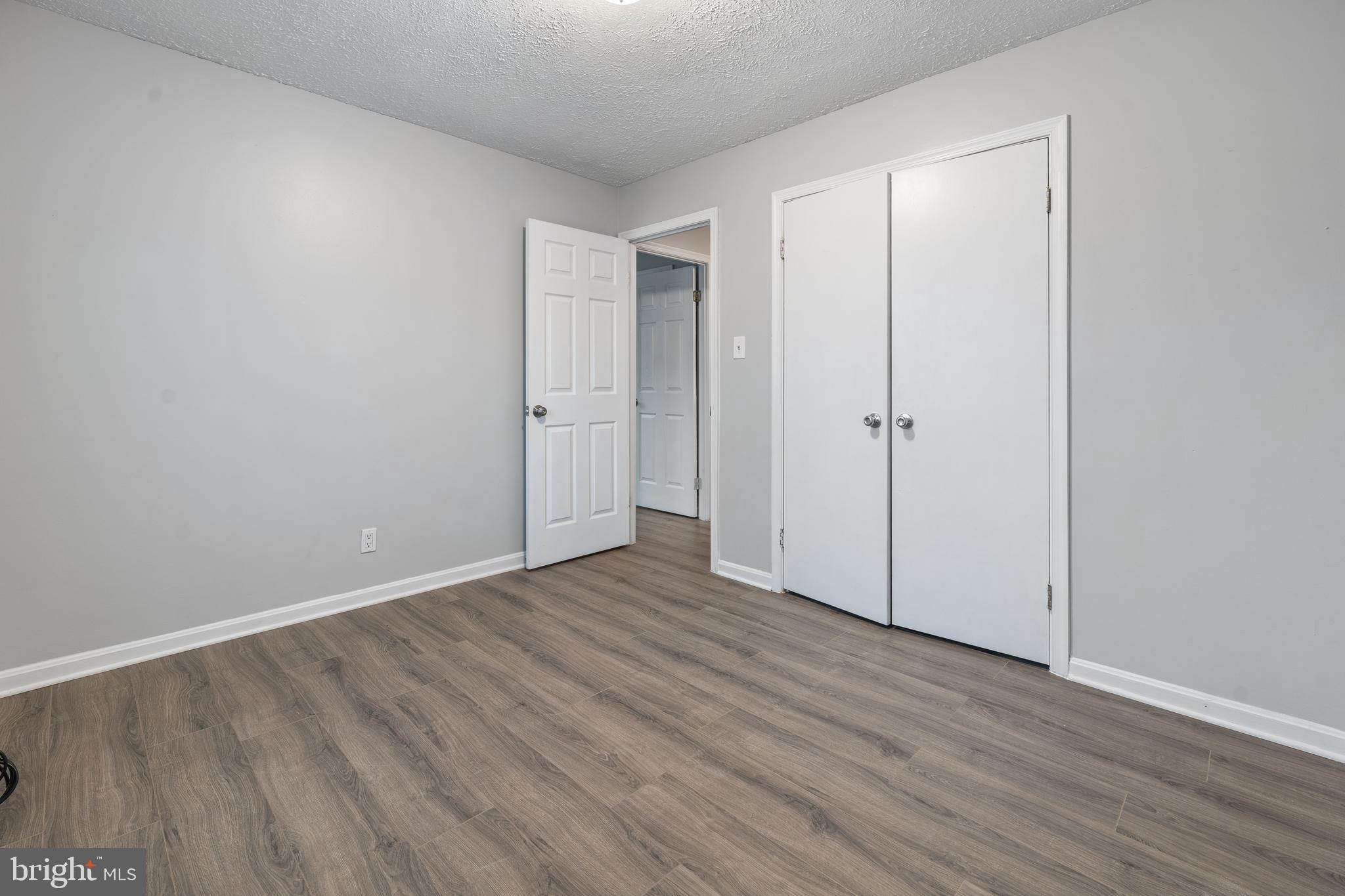 COUNTRY LAKES - Residential