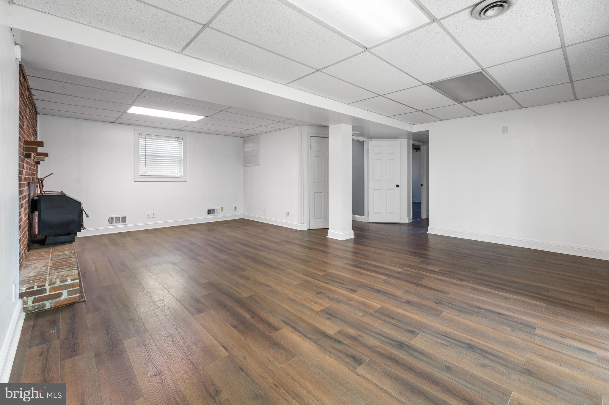 COUNTRY LAKES - Residential