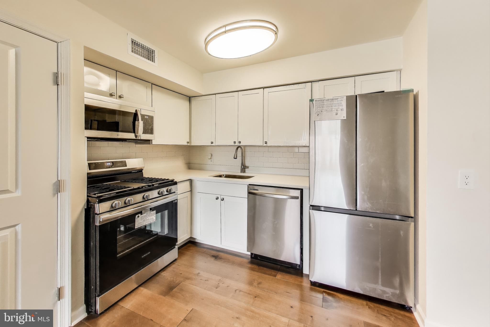 3044 PINEVIEW COURT NE 3044