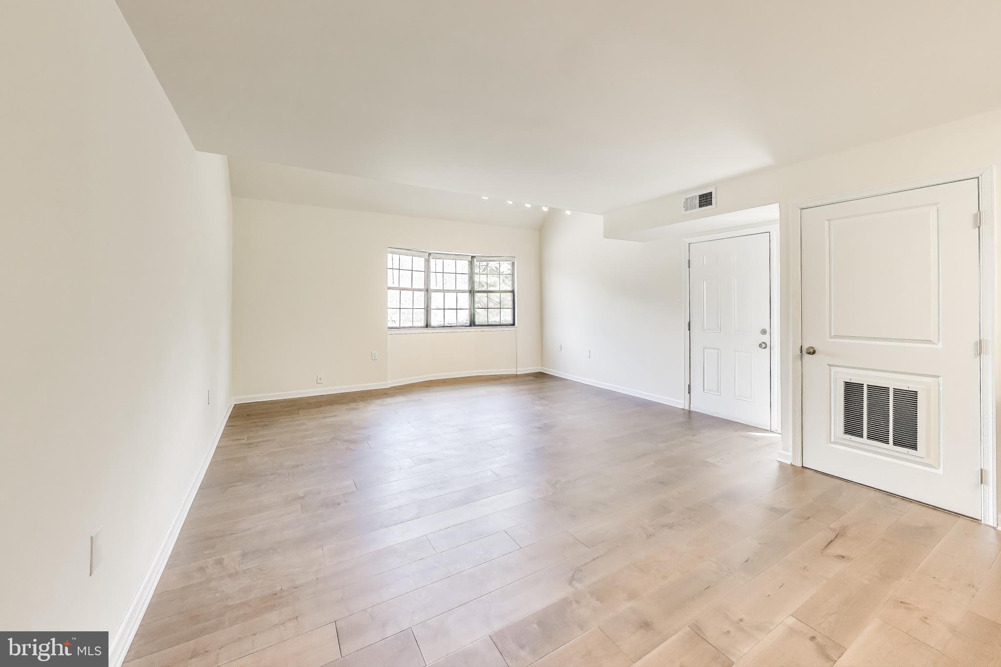 3044 PINEVIEW COURT NE 3044