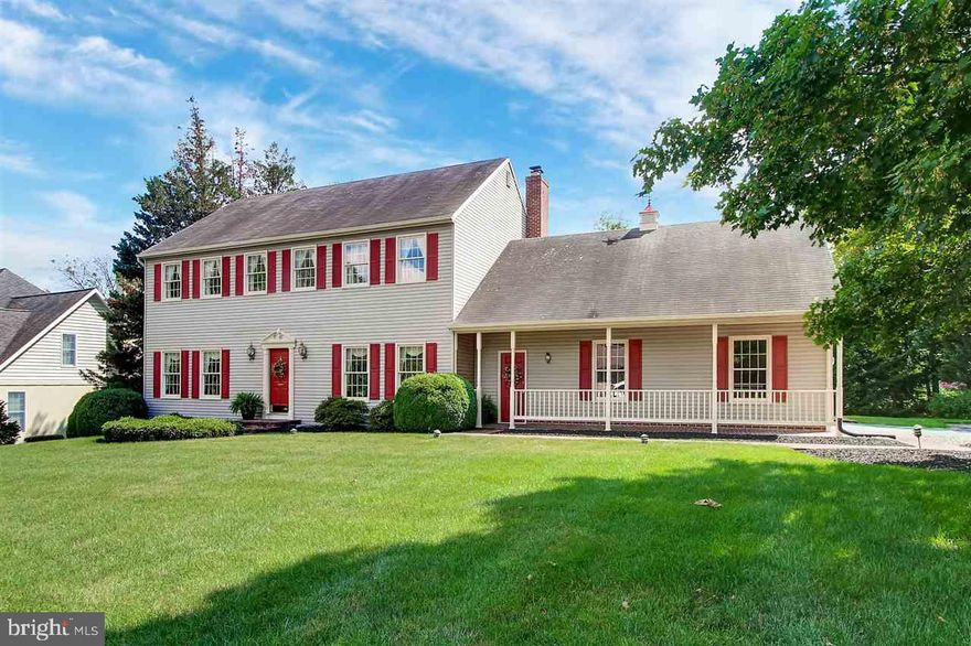 Great home in golf course community. Center hall stairway, Hardwood floors, 2 story foyer, crown moldings, kitchen with DA and access to screened porch,center island,double ovens,wine rack,trash compactor,recessed lighting, French door to dining room, open to FR with masonry FP w/atrium doors to patio. Master suite with gas fireplace,sitting area,luxurious bath w/garden tub,double bowl vanity,walk-in closet. First floor laundry with utility sink