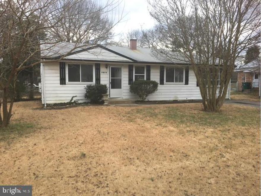 This cozy home features living room with a huge family room. It has very spacious bedrooms and closets. Screened back porch with a HUGE flat yard with shed. Nestled in a very convenient location right off of 210 very close to National Harbor & PG county line\Waldorf.