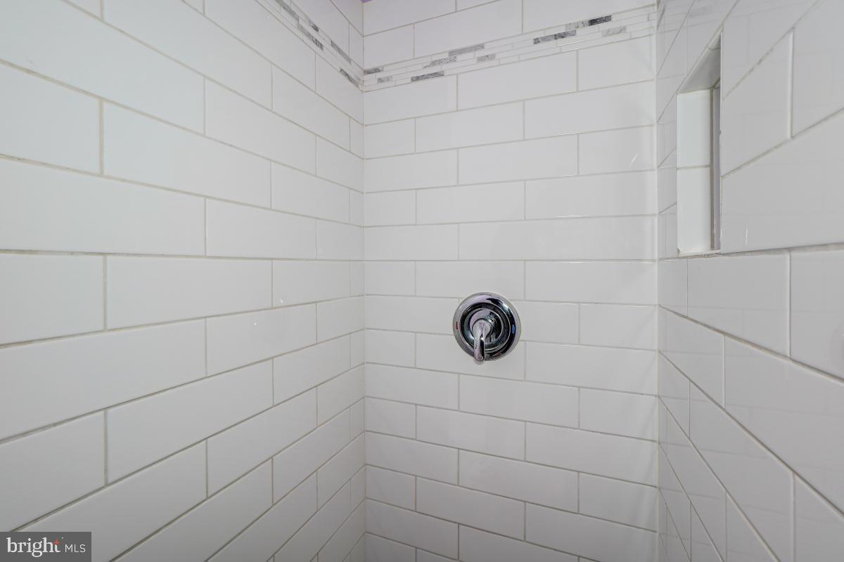 AUTUMN CHASE HUNT - Residential Lease