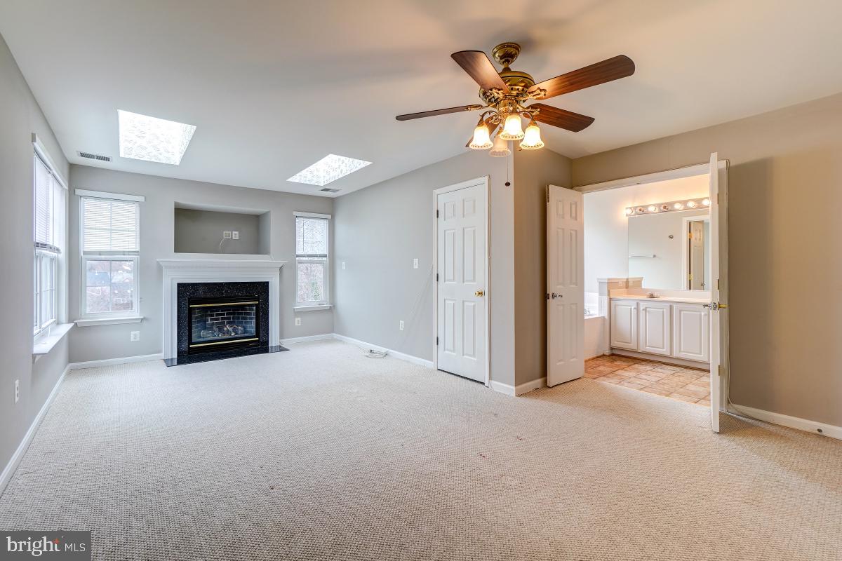 AUTUMN CHASE HUNT - Residential Lease