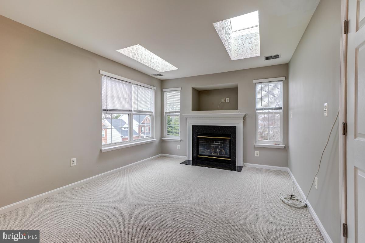 AUTUMN CHASE HUNT - Residential Lease