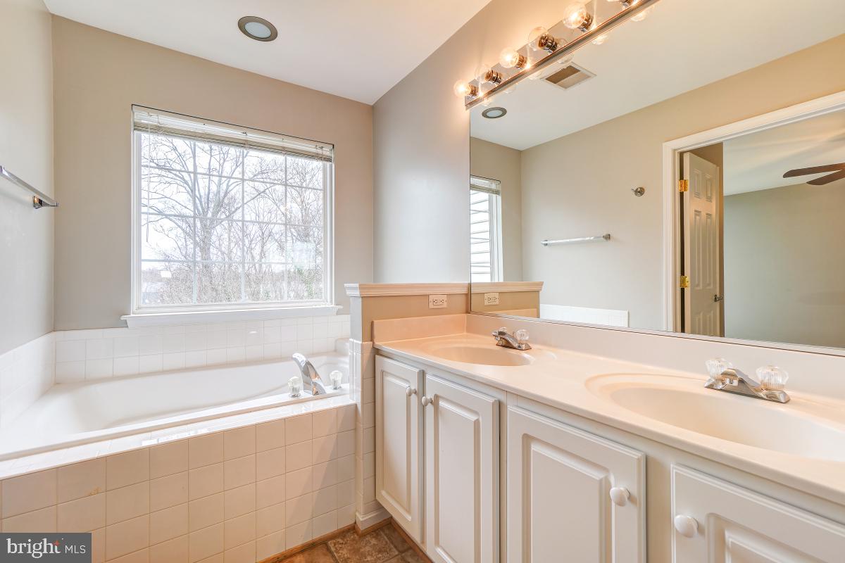 AUTUMN CHASE HUNT - Residential Lease