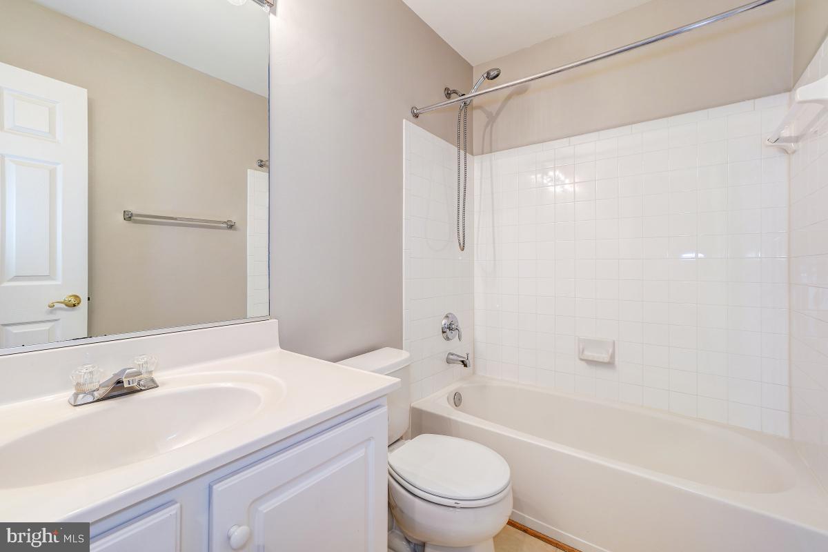 AUTUMN CHASE HUNT - Residential Lease