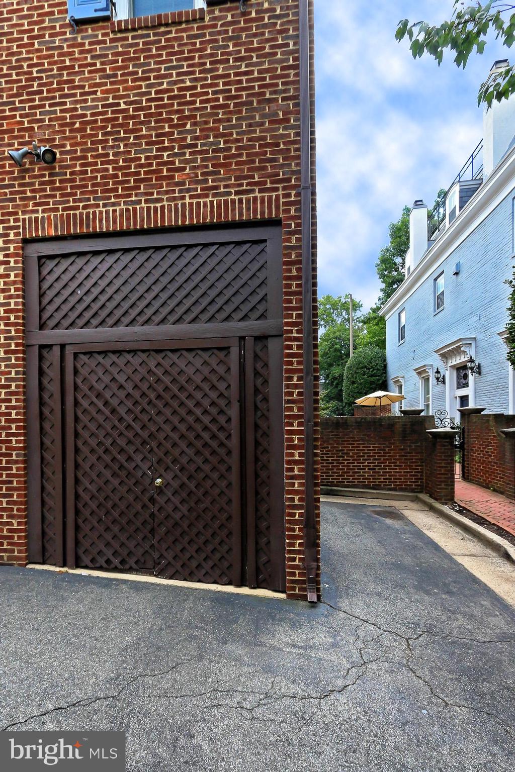 WOLFE ALLEY - Residential Lease