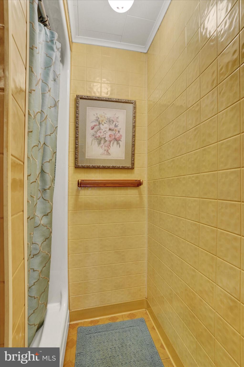 WHITE HALL - Residential