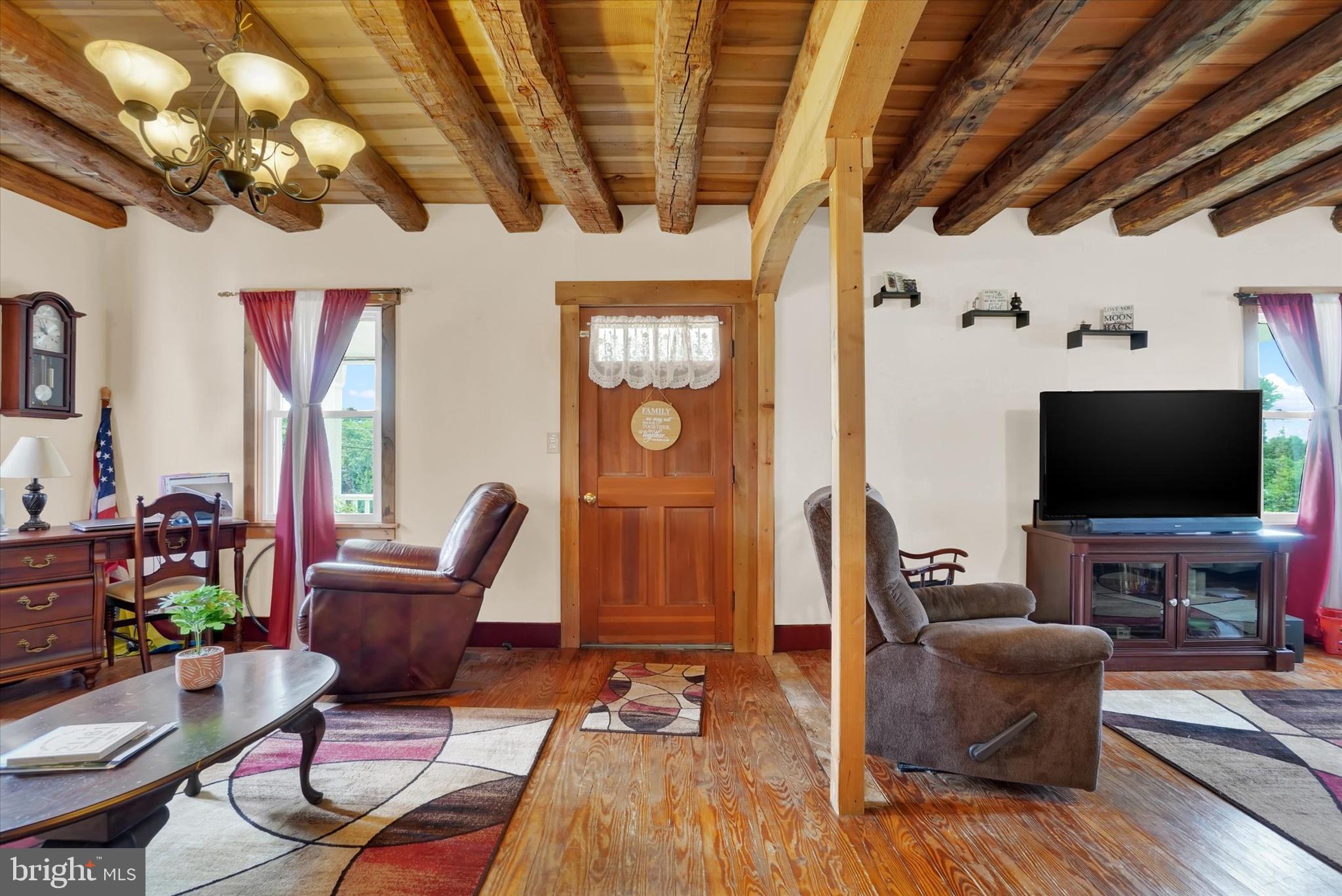 WHITE HALL - Residential