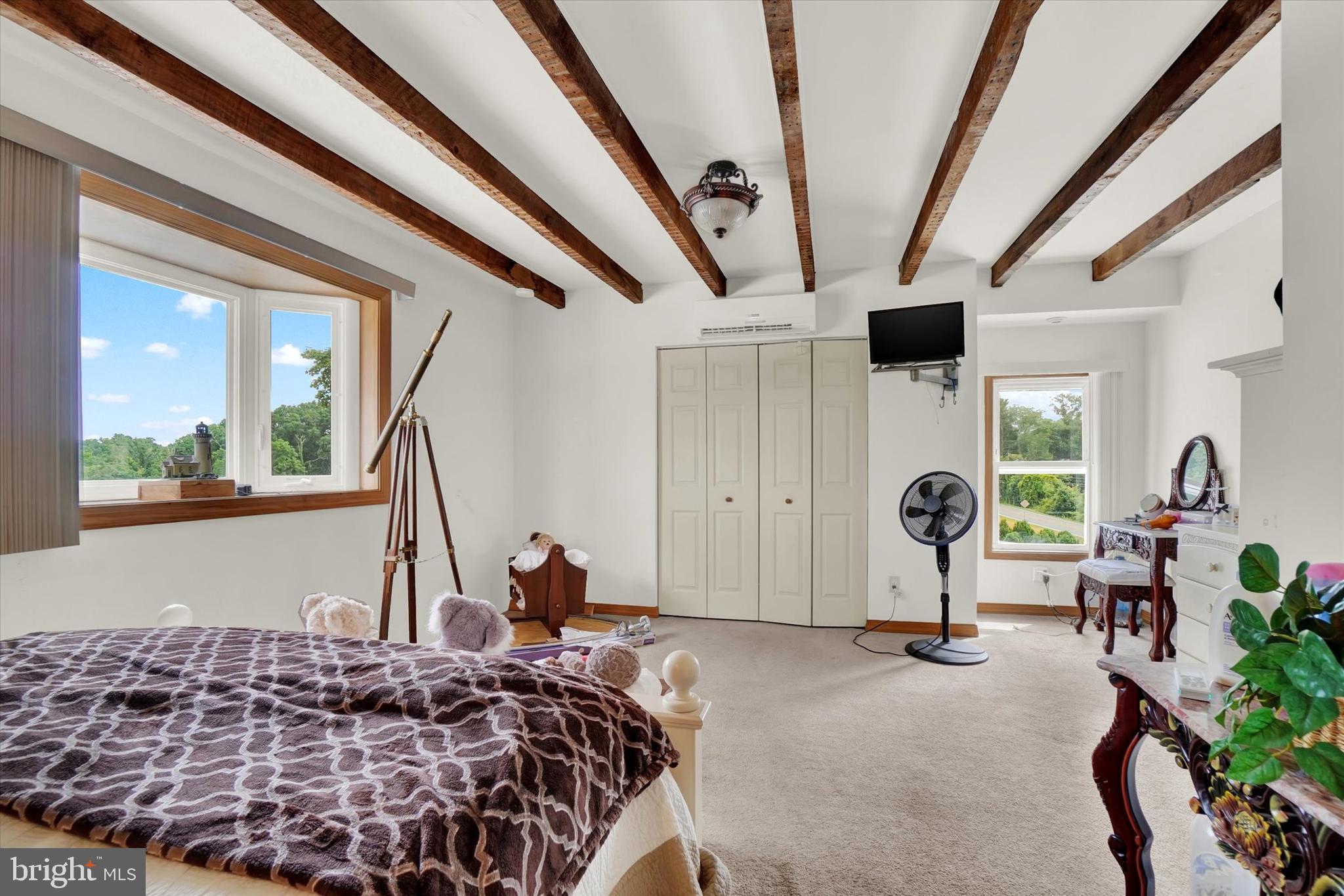 WHITE HALL - Residential