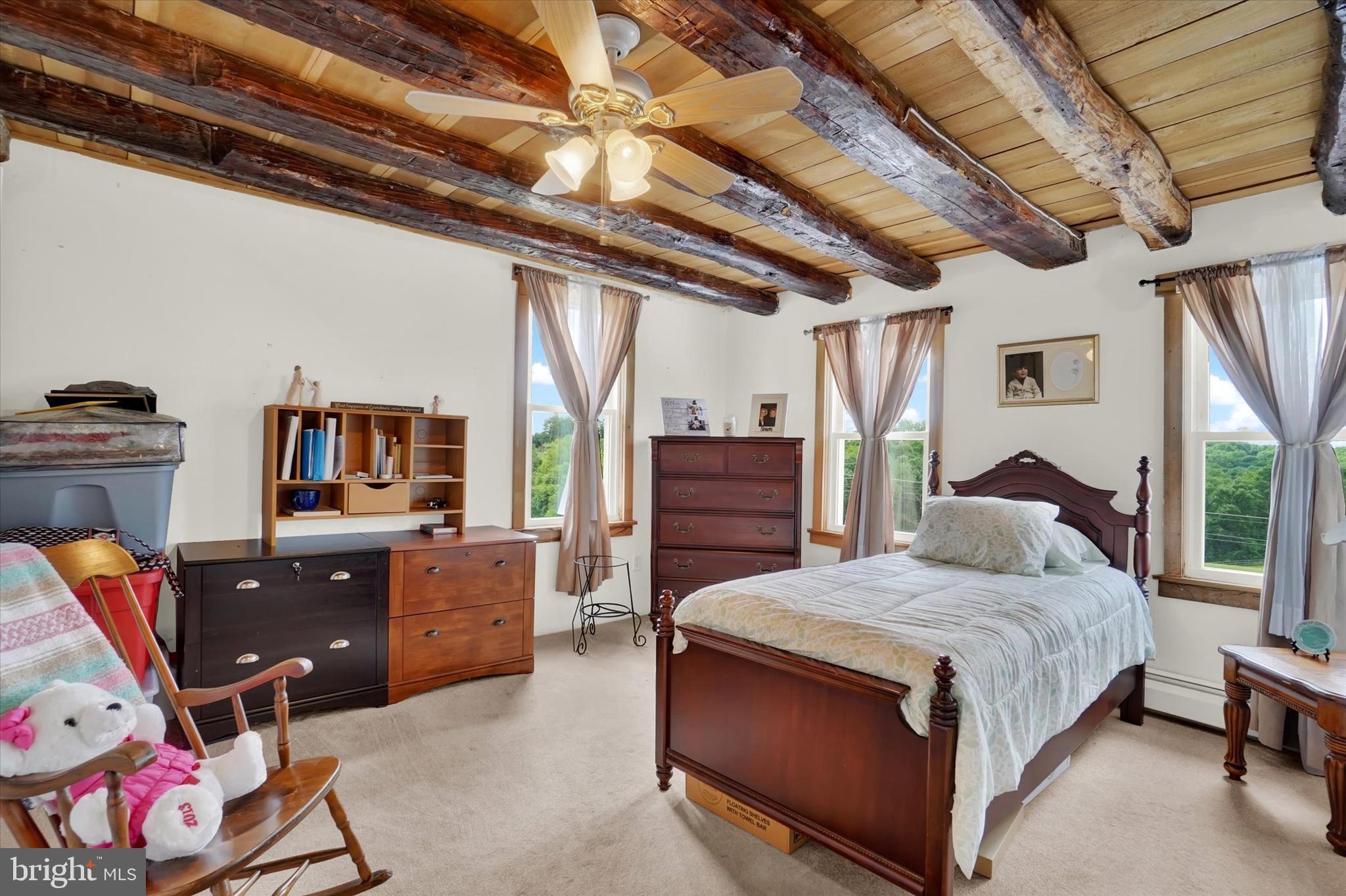 WHITE HALL - Residential