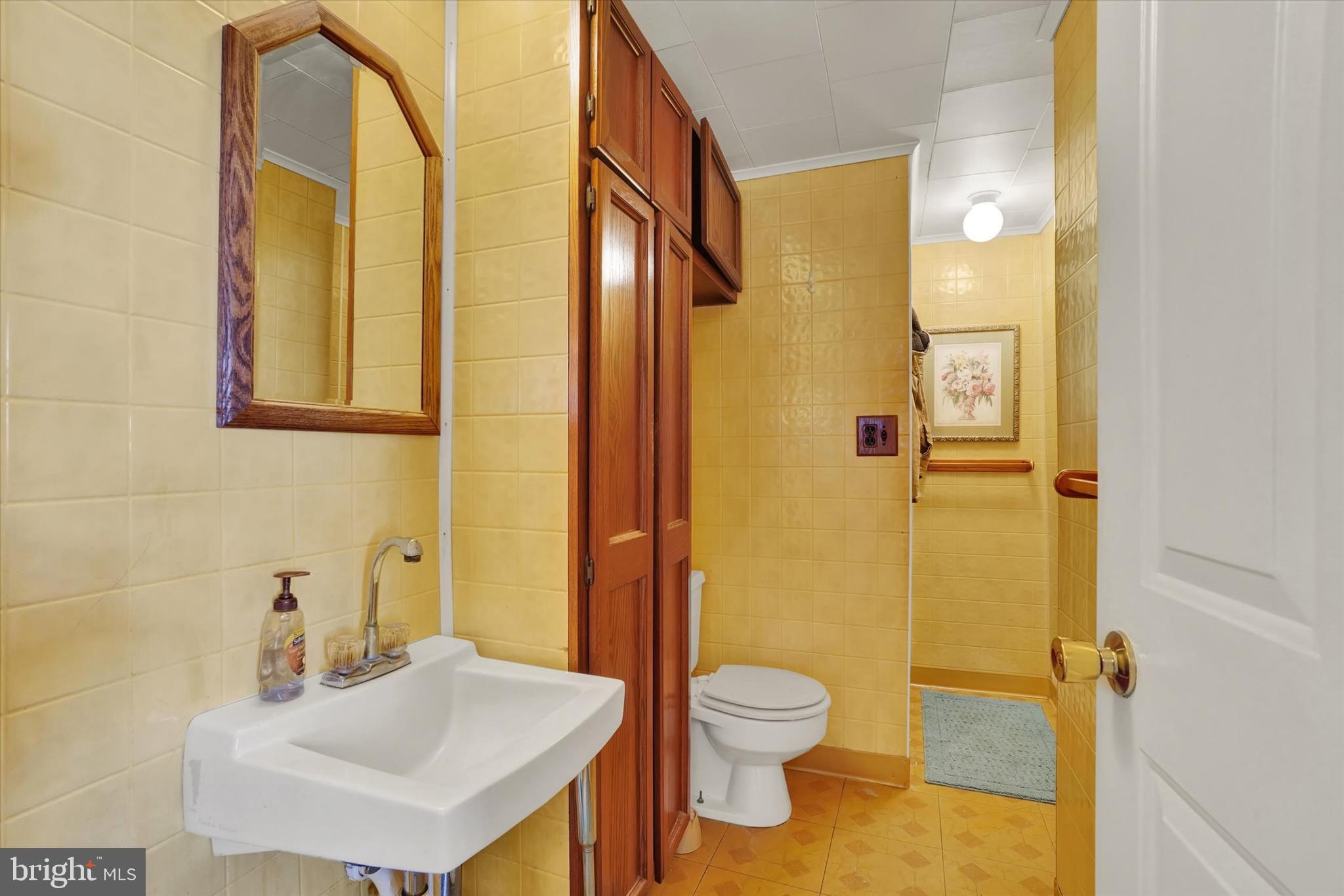 WHITE HALL - Residential