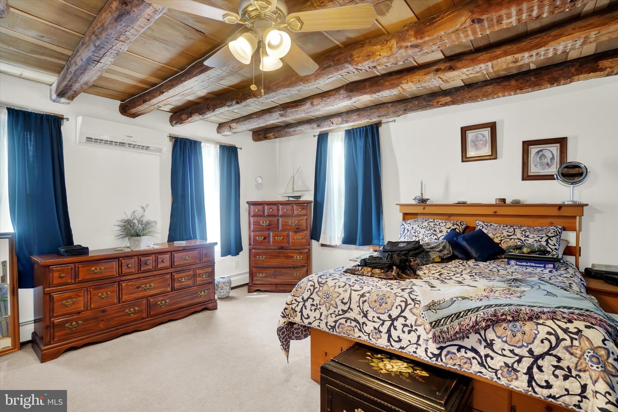 WHITE HALL - Residential