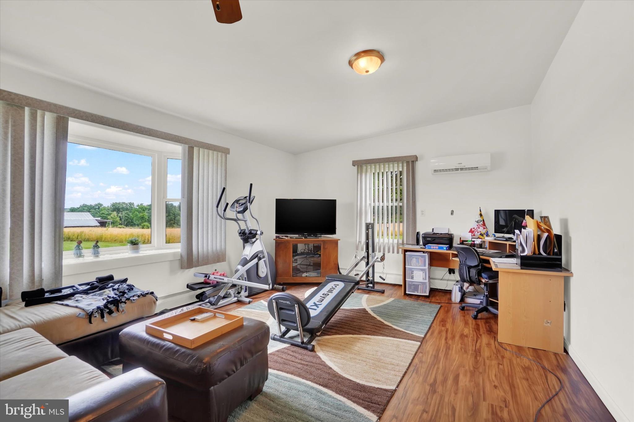 WHITE HALL - Residential