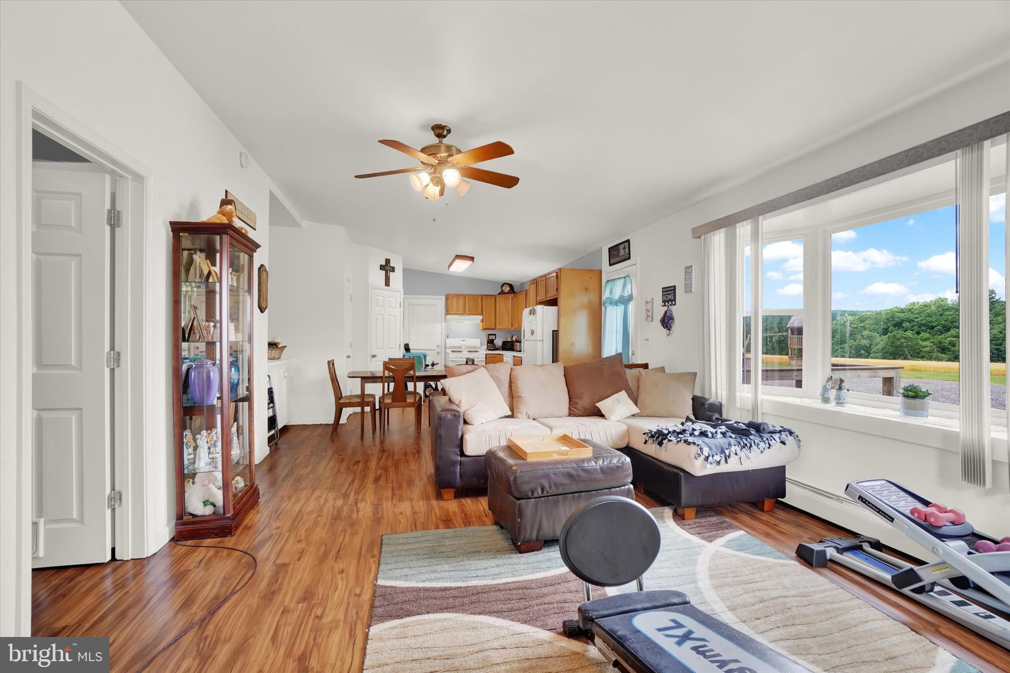 WHITE HALL - Residential