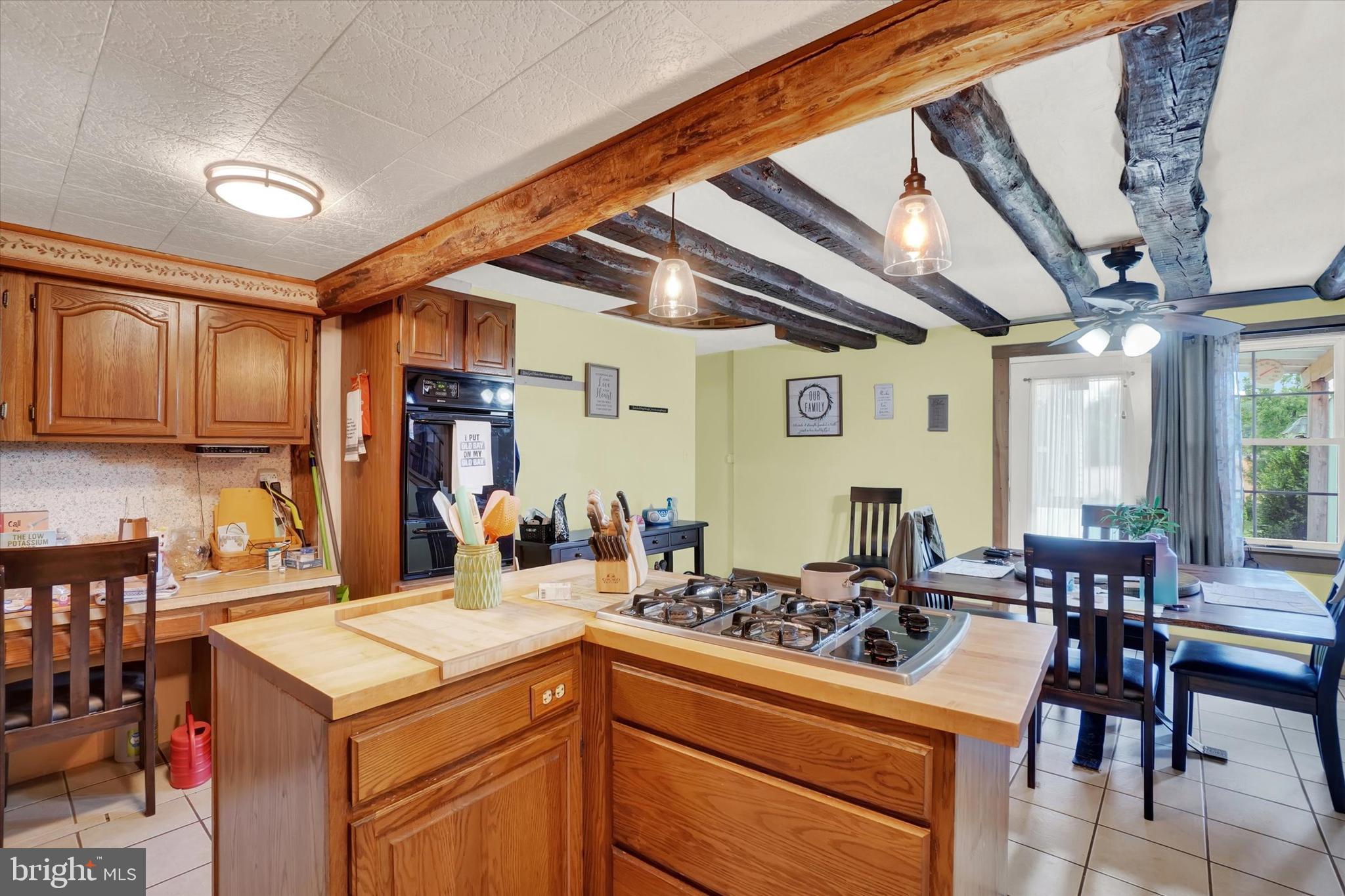 WHITE HALL - Residential