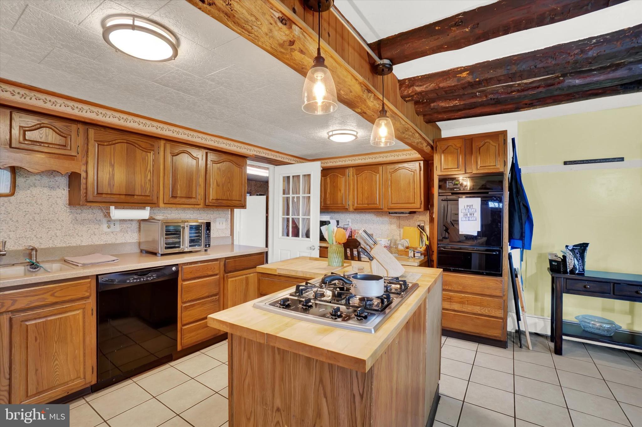 WHITE HALL - Residential