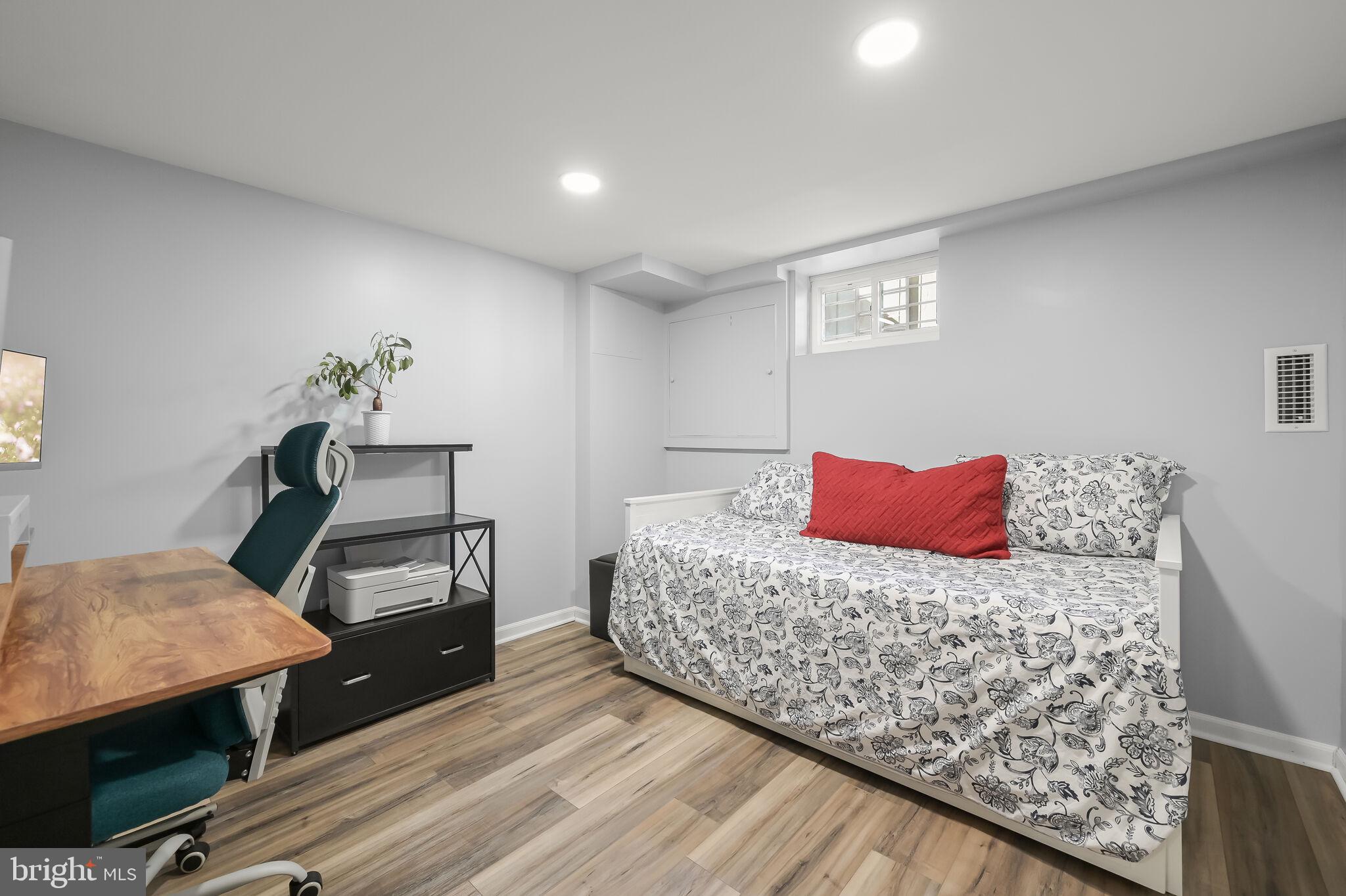 COLONIAL HOUSING - Residential