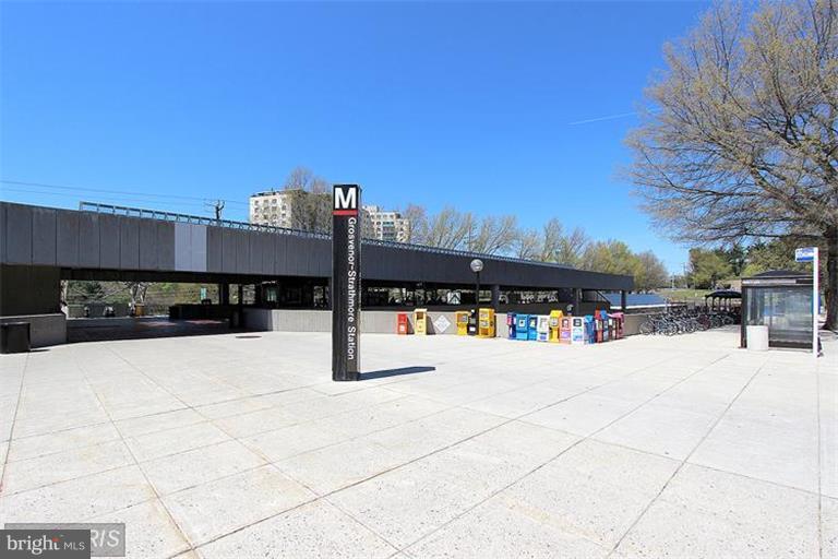 PARKSIDE CONDOMINIUMS - Residential Lease