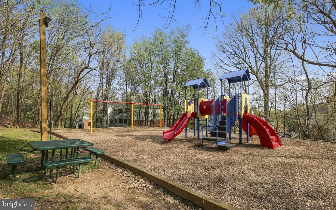 PENDERBROOK SQUARE CONDOMINIUMS - Residential