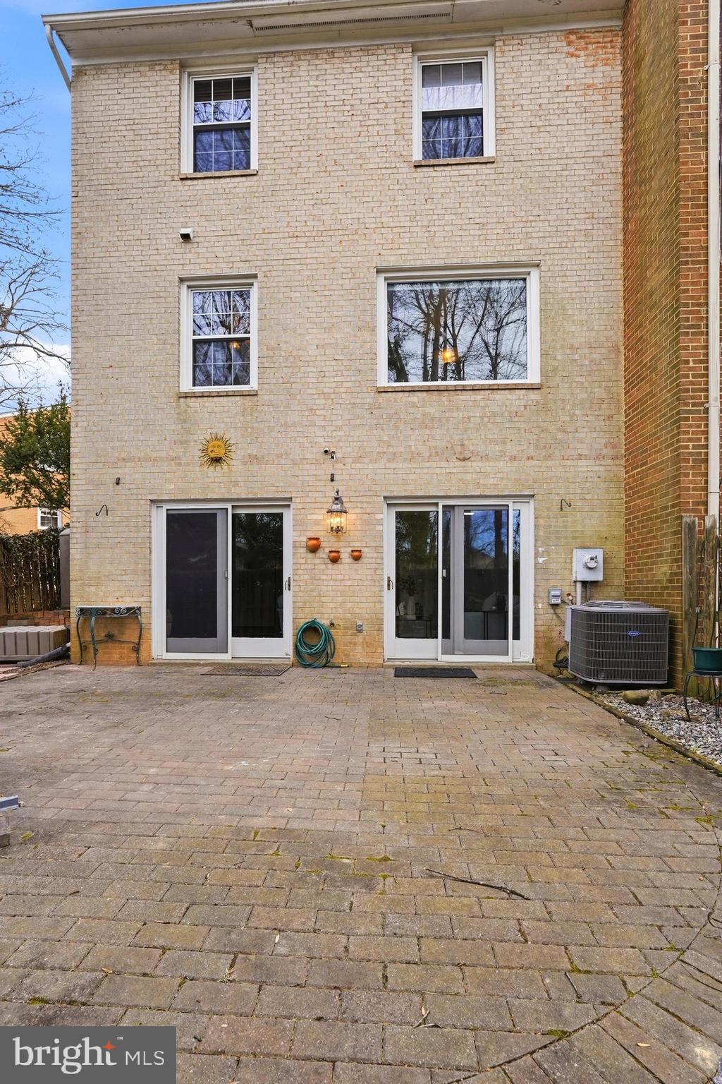 STRATHMEADE SQUARE - Residential