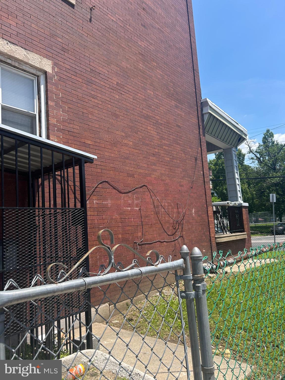 Main image without alt text