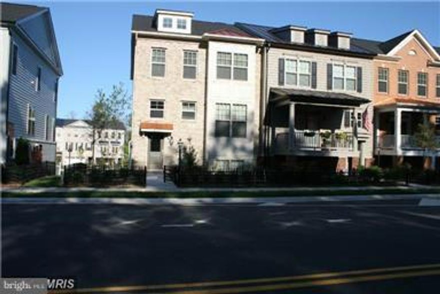 END UNIT- MI Alexandria Model, Large Bay WINDOW in 3 level, 3 BR and 2.5 Bath, two attached Car garage Three Level Townhouse. Modern kitchen with granite, upgraded cabinets and GE steel appliances. Large Family and Kitchen combo, Dining Room , Rear Deck(22x8), and Rec Room. CLOSE to AOL, RAYTHEON and VERIZON.