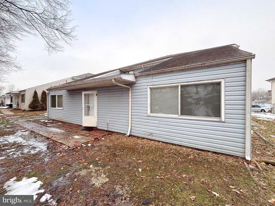 2BR 1Bath condo w garage access. Modern amenities including modern floors, central ac, updated appliances, new washer/dryer.

Selling as a leased investment property. Tenant occupied, showing can be arranged with PoF + ballpark offer.