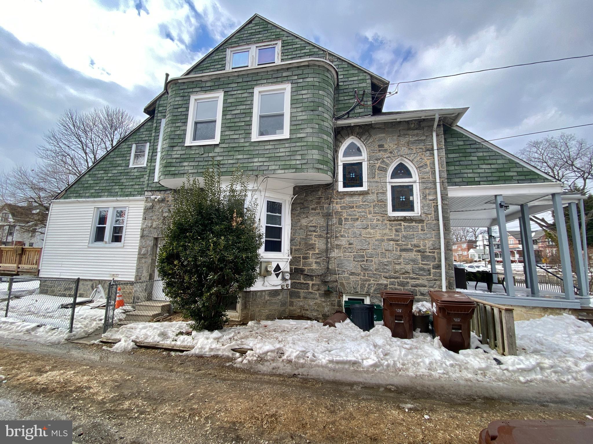 Main image without alt text