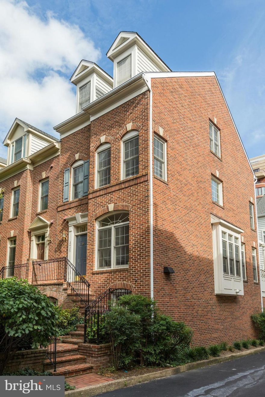 Fabulous END unit 4 lvl uxury townhome w/ 2 car garage. Less than 2 blocks to Courthouse Metro. Popular Courthouse Hill, a community of fine townhomes close to shops & theaters. 3 Brs each w/ bath. Hrdwd floors on main level. Community pool/ health club. Lower level rec rm w/Gas log FP. 4th level loft/3r BR w/ full bath. Easy to show.