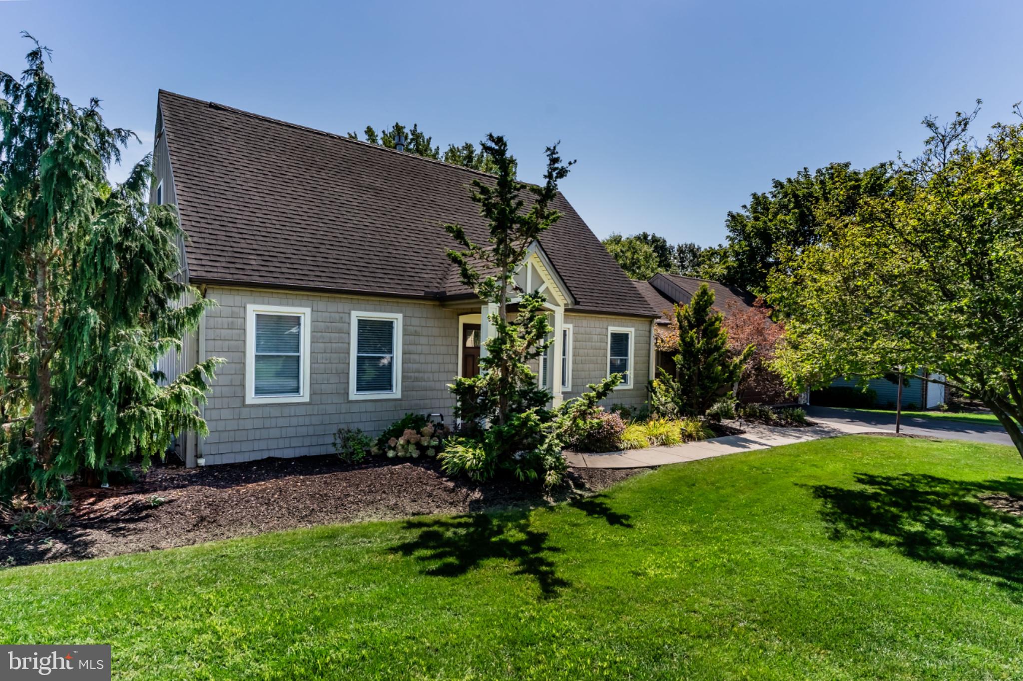 8 W CHRISTOPHER COURT