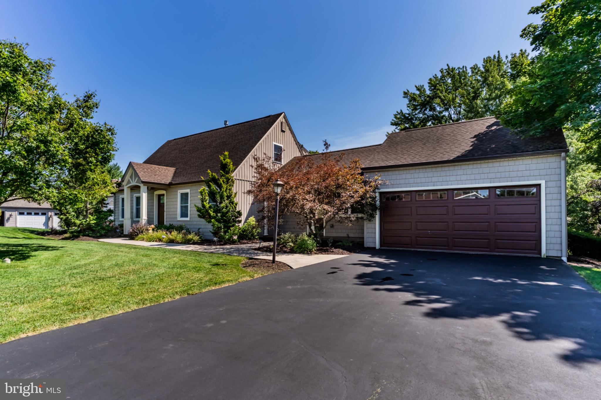 8 W CHRISTOPHER COURT