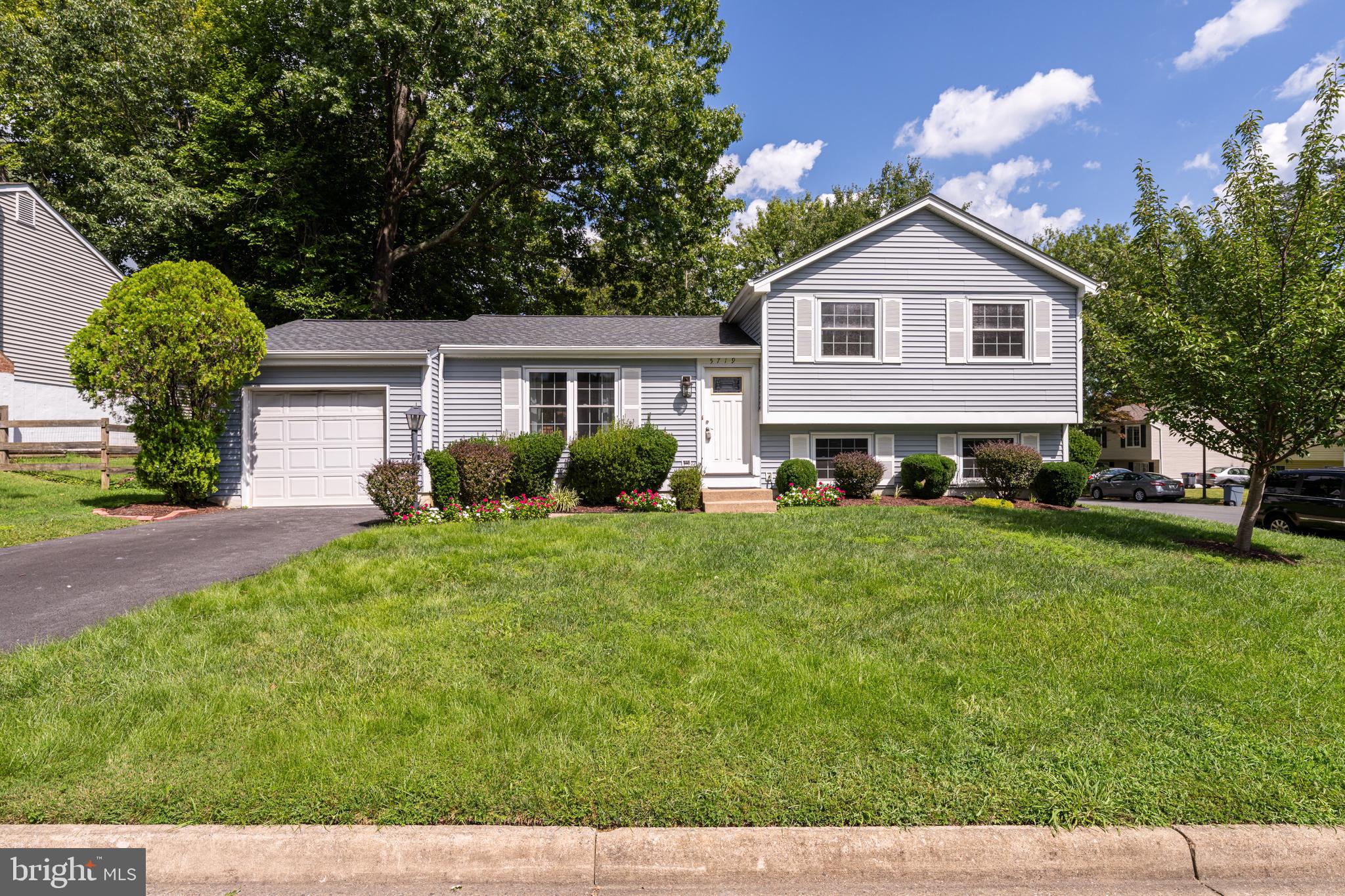 5719 OAK APPLE COURT
