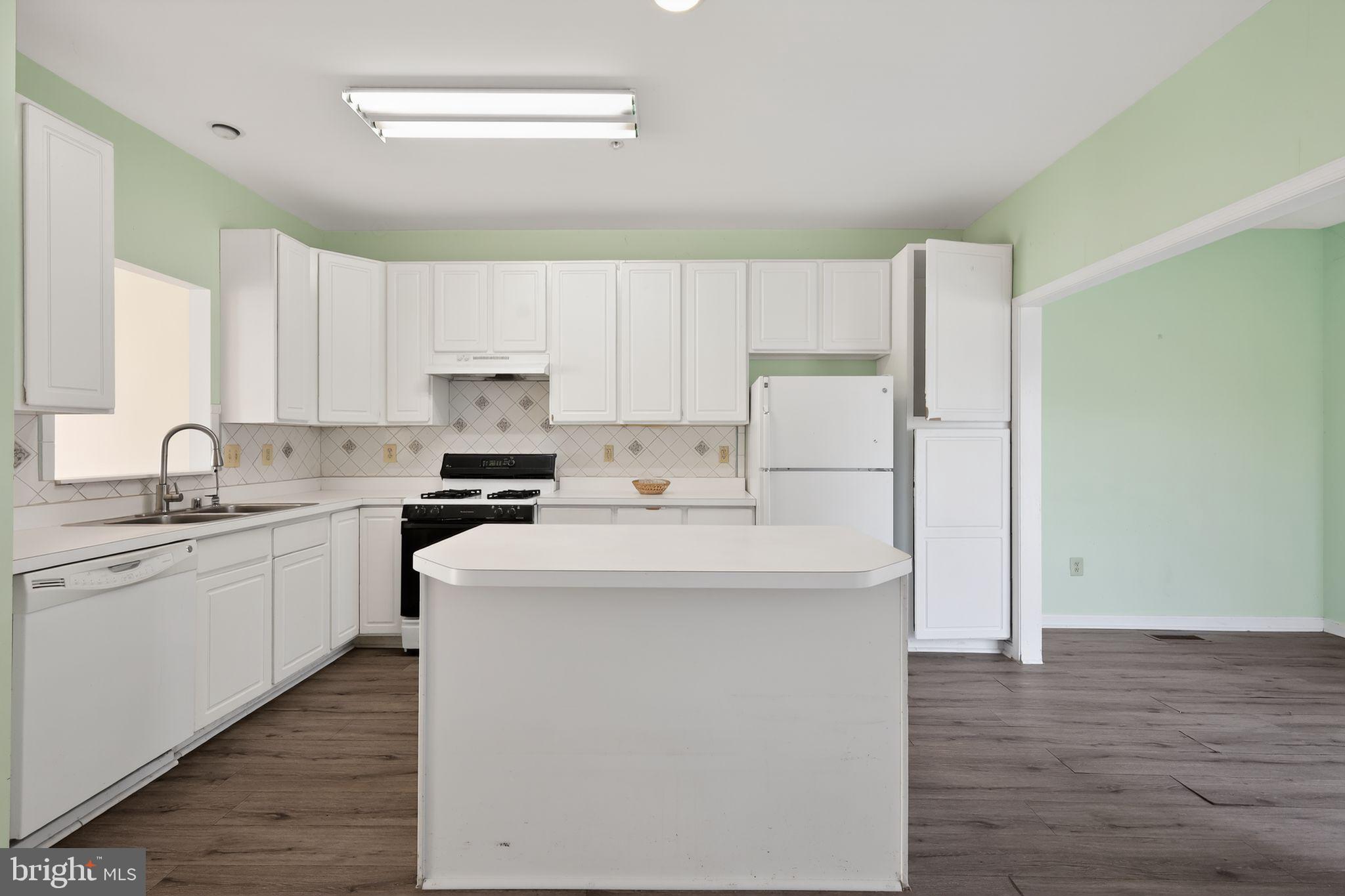 8401 OLD COLONY DRIVE S