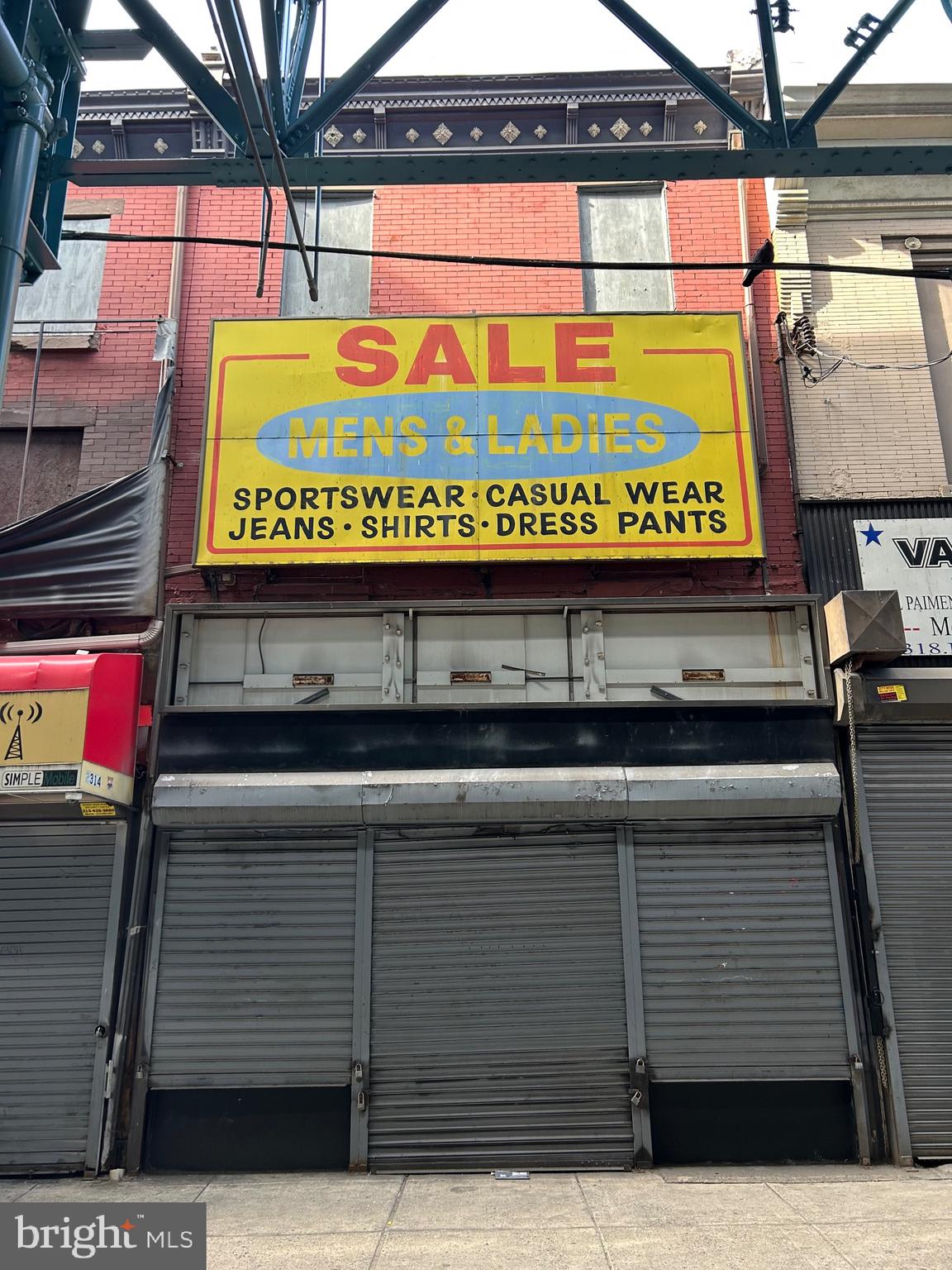 1900sqft retail / commercial space on highly traveled North Front St in emerging part of Kensington. Owners will consider 12-24 month lease. Would be great for additional storage. Call for more details. Owners are open to offers.