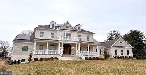 Photo of 10525 Tanager Lane, POTOMAC, MD 20854 (MLS # MDMC2213538)