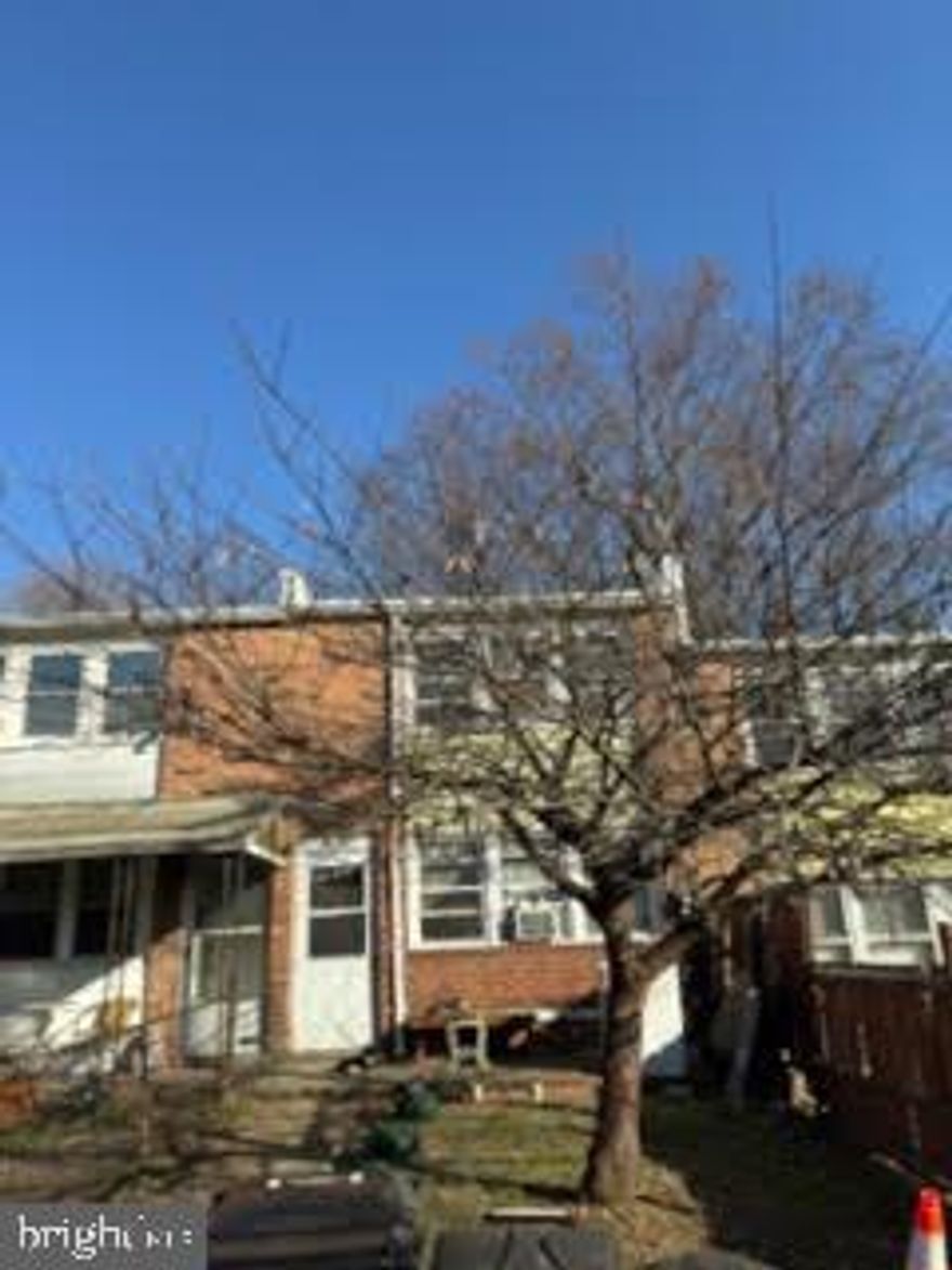 Priced to sell.    Well maintained townhome with a new roof.     Tenant occupied with a great tenant,  House can de delivered with tenant or vacant.   Showings after 3pm on weekdays  and on Saturday.