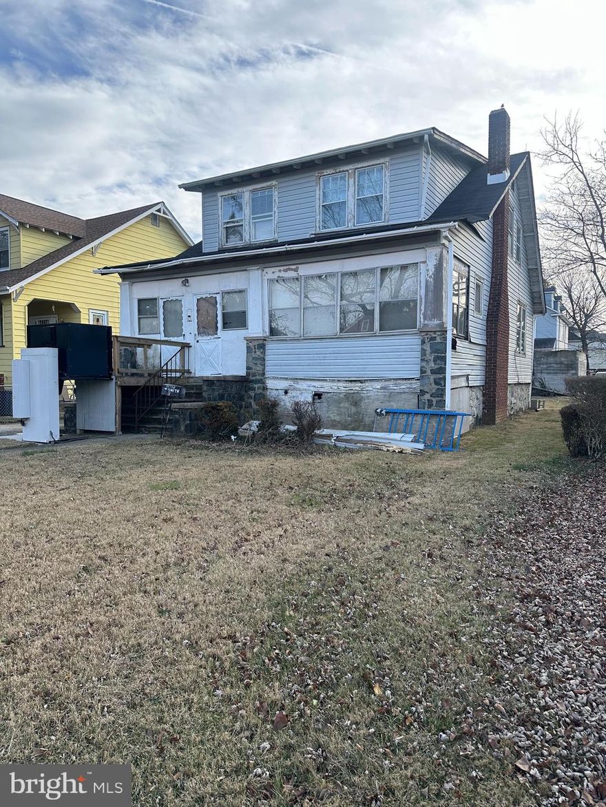 Welcome to this detached traditional-style home located in the desirable Howard Park neighborhood. This home offers four bedrooms, two full bathrooms, and an open floor plan that provides flexibility for a full renovation. The main level consists of a living area, dining space, and kitchen, creating a functional layout suitable for redesign. The walkout basement features seven-foot ceilings and offers additional space to be reimagined. The property also includes a large gated backyard, a rear parking pad, and a solid foundation.

The home is being sold AS-IS and requires renovation. Seller will make no repairs. Ownership Fee Simple.