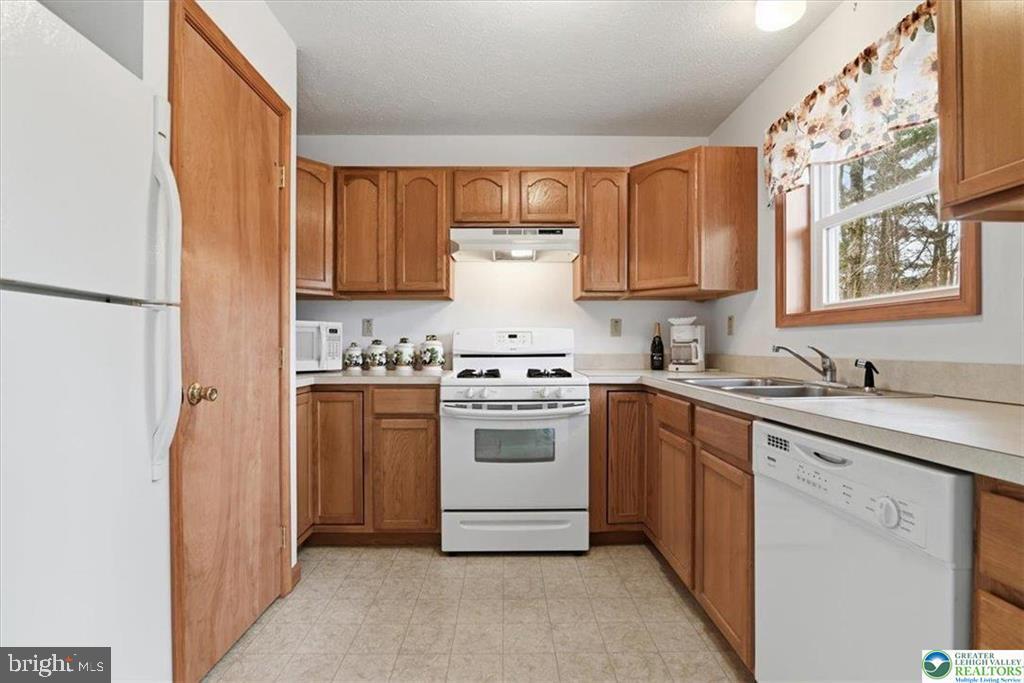 ARROWHEAD LAKE - Residential