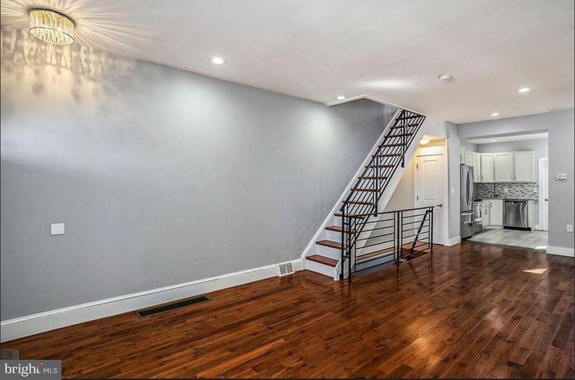 PORT RICHMOND - Residential Lease