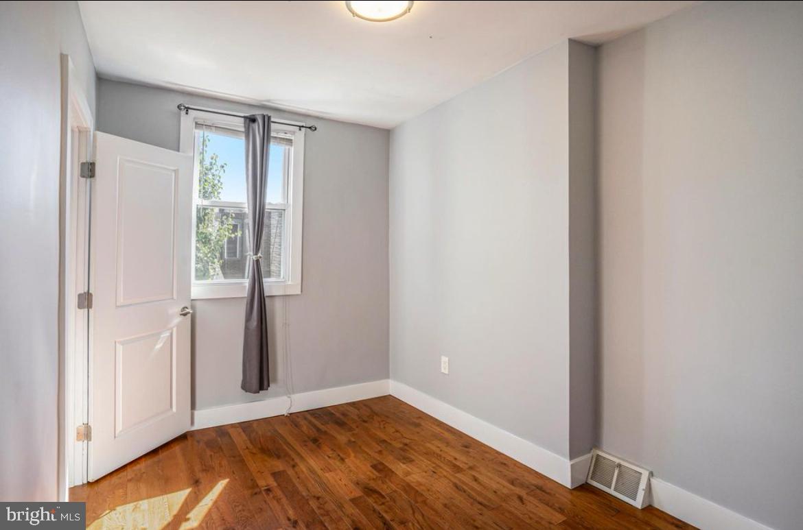 PORT RICHMOND - Residential Lease