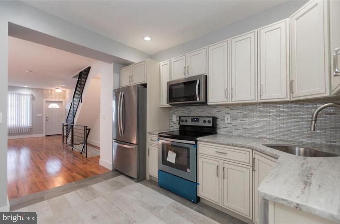 PORT RICHMOND - Residential Lease