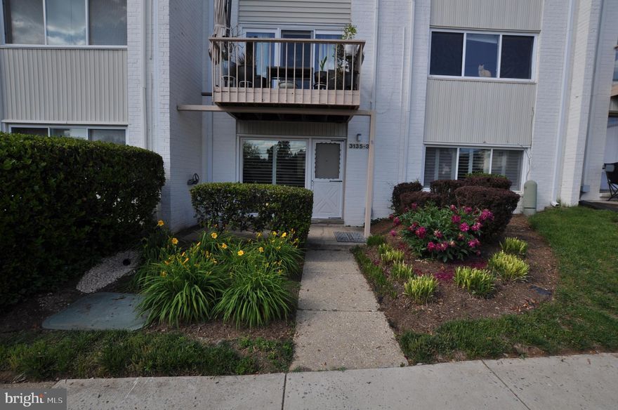 Very Clean & Excellent Condition 1st Floor Condo in Kensington.  1 Bedroom, 1 Full Bath, Living/Dining Room & Kitchen.  There is pay laundry at each end of the building and a small storage cage for the unit.