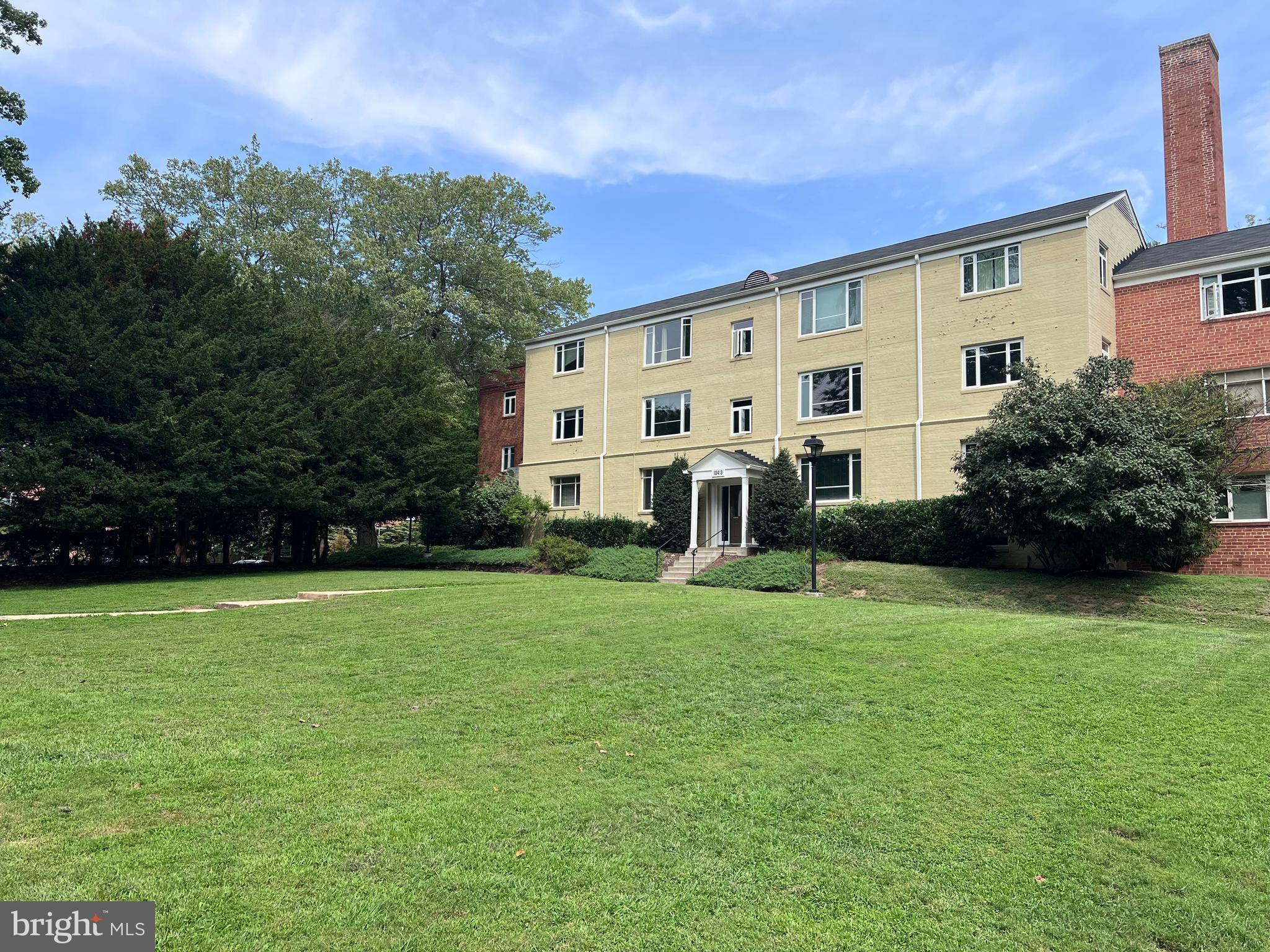 10413 MONTROSE AVENUE M-201