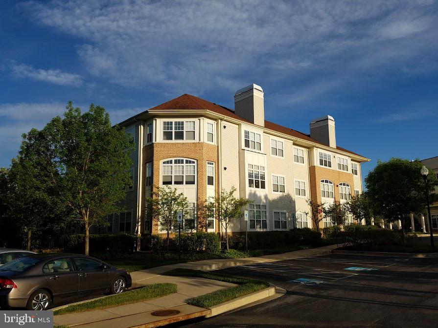 Gorgeous 2 bedroom, 2 bath condo in Waverly Woods. Formal dining room with tray ceilings, chair railing. Nice size living room with fireplace. Eat-in kitchen with granite counters, gas cooking, breakfast bar. Bonus den! Large bedroom sizes, the master bedroom has ceiling fans and full bath with large walk-in shower. Lots of community amenities- outdoor pool, tot lots, tennis, community center and more! Close to shops, restaurants and commuter routes. No smokers. Pets considered on a case by case basis.