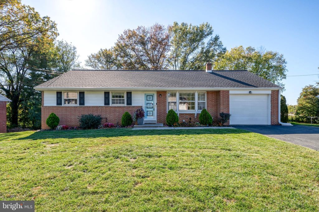 Photo of 220 Tennyson Drive, Lancaster, PA 17602 (MLS # PALA2058952)