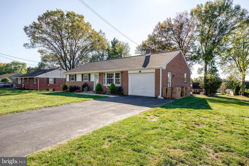 Photo of 220 Tennyson Drive, Lancaster, PA 17602 (MLS # PALA2058952)