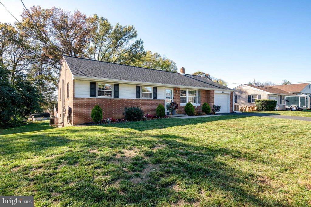 Photo of 220 Tennyson Drive, Lancaster, PA 17602 (MLS # PALA2058952)