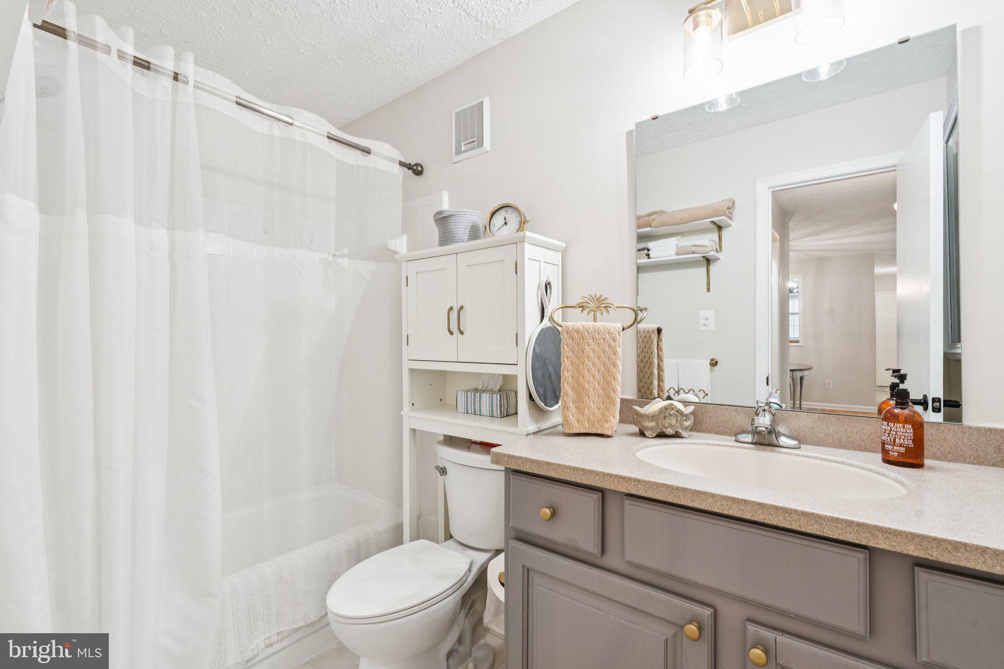 THE OAKTON - Residential